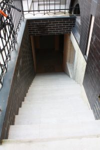 Kafle ułożone na schodach i bocznych ścianach